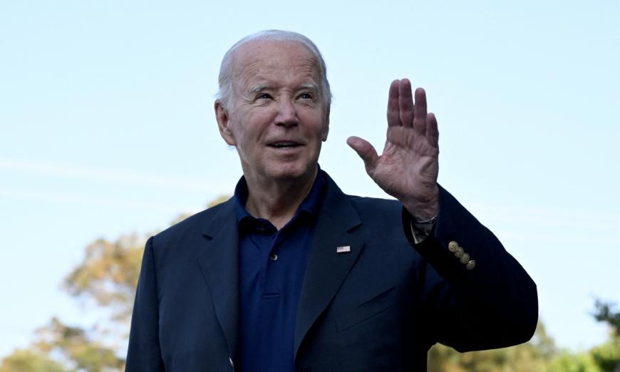 Tổng thống Joe Biden vẫy tay khi rời Thánh lễ tại Nhà thờ Công giáo St. Edmond ở Bãi biển Rehoboth, Delaware, hôm 03/09/2023. (Ảnh: Andrew Caballero-Reynolds/AFP qua Getty Images)