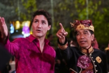Tổng thống Indonesia Joko Widodo (phải) và Thủ tướng Justin Trudeau nói chuyện trong Tiệc tối của các Nhà lãnh đạo G20 tại Công viên Văn hóa Garuda Wisnu Kencana, ở Badung, Bali, Indonesia, hôm 15/11/2022. (Ảnh: The Canadian Press/Sean Kilpatrick)