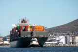 Một tàu chở container di chuyển khỏi cảng thương mại Cape Town hôm 24/02/2023. (Ảnh: Gianluigi Guercia/Getty Images)