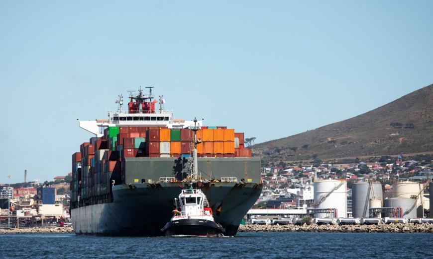 Một tàu chở container di chuyển khỏi cảng thương mại Cape Town hôm 24/02/2023. (Ảnh: Gianluigi Guercia/Getty Images)