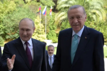 Tổng thống Nga Vladimir Putin chào người đồng cấp Thổ Nhĩ Kỳ Recep Tayyip Erdogan trước cuộc đàm thoại của họ ở Sochi, Nga, hôm 04/09/2023. (Ảnh: Alexey Nikolsky/Pool/AFP qua Getty Images)