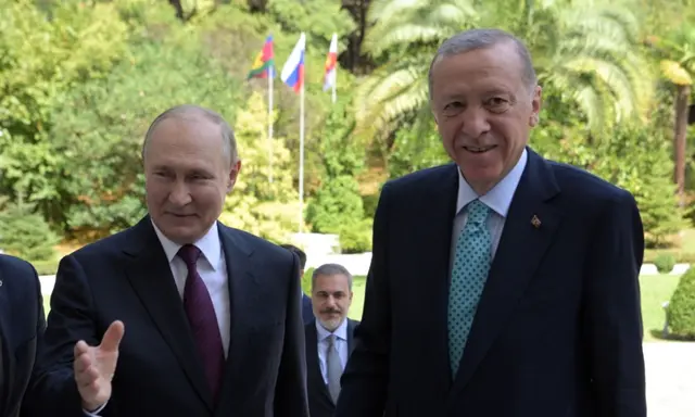 Tổng thống Nga Vladimir Putin chào người đồng cấp Thổ Nhĩ Kỳ Recep Tayyip Erdogan trước cuộc đàm thoại của họ ở Sochi, Nga, hôm 04/09/2023. (Ảnh: Alexey Nikolsky/Pool/AFP qua Getty Images)