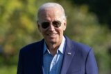 Tổng thống Joe Biden đi dạo trên bãi cỏ phía nam Tòa Bạch Ốc ở Hoa Thịnh Đốn, hôm 04/09/2023. (Ảnh: Tasos Katopodis/Getty Images)