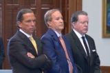 Tổng Chưởng lý Texas Ken Paxton (giữa) và các luật sư của ông đứng đọc các bài báo đàn hặc khi bắt đầu phiên điều trần tại Thượng viện tiểu bang, hôm 05/09/2023. (Ảnh: AP/Ảnh chụp màn hình qua NTD)