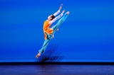 Các nghệ sĩ múa bước lên sân khấu trong vòng sơ khảo của Cuộc thi Vũ đạo Trung Hoa Cổ điển Quốc tế NTD ở Purchase, New York, vào ngày 07/09/2023. (Ảnh: Larry Dye/The Epoch Times)