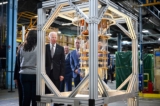 Tổng thống Joe Biden nhìn vào một máy điện toán lượng tử khi tham quan cơ sở của IBM ở Poughkeepsie, New York, hôm 06/10/2022. (Ảnh: Mandel Ngan/AFP qua Getty Images)