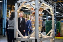 Tổng thống Joe Biden nhìn vào một máy điện toán lượng tử khi tham quan cơ sở của IBM ở Poughkeepsie, New York, hôm 06/10/2022. (Ảnh: Mandel Ngan/AFP qua Getty Images)