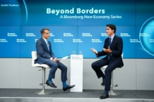 Thủ tướng Justin Trudeau tham gia cuộc thảo luận trên ghế bành với ông Erik Schatzker, Tổng Biên tập chuyên trang New Economy của Bloomberg tại chi nhánh Singapore của Bloomberg hôm 07/09/2023. (Ảnh: Sean Kilpatrick/The Canadian Press)