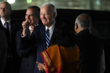 Tổng thống Joe Biden (giữa) làm điệu bộ bằng tay khi đến phi trường trước thềm hội nghị thượng đỉnh G20 kéo dài hai ngày ở New Delhi, hôm 08/09/2023. (Ảnh: Saul Loeb / AFP qua Getty Images)