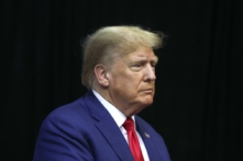 Cựu Tổng thống Donald Trump, ứng cử viên tổng thống thuộc Đảng Cộng Hòa, đến Cuộc mít-tinh Các nhà lãnh đạo Lớn do Đảng Cộng Hòa South Dakota tổ chức tại Rapid City, South Dakota, hôm 08/09/2023. (Ảnh: Scott Olson/Getty Images)