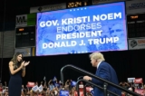 Thống đốc South Dakota Kristi Noem chào đón cựu tổng thống kiêm ứng cử viên tổng thống đầy triển vọng của Đảng Cộng Hòa năm 2024 Donald Trump lên sân khấu trong cuộc vận động tranh cử Monumental Leaders của Đảng Cộng Hòa South Dakota tại Ice Arena tại trung tâm triển lãm The Monument ở thành phố Rapid, South Dakota, hôm 08/09/2023. (Ảnh: Andrew Caballero-Reynolds/AFP qua Getty Images)