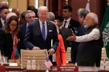 Tổng thống Hoa Kỳ Joe Biden (giữa) và Thủ tướng Ấn Độ Narendra Modi (phải) đến dự phiên họp đầu tiên của Hội nghị thượng đỉnh Các nhà lãnh đạo G20 ở New Delhi hôm 09/09/2023. (Ảnh: Evan Vucci/Pool/AFP qua Getty Images)