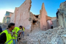Người dân làm việc bên đống đổ nát ở thành phố lịch sử Marrakech, sau một trận động đất mạnh ở Morocco, hôm 09/09/2023. (Ảnh: Abdelhak Balhaki/Reuters)