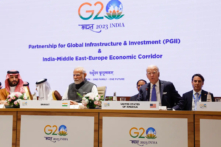 Thái tử kiêm Thủ tướng Saudi Arabia Mohammed bin Salman (trái), Thủ tướng Ấn Độ Narendra Modi (giữa), và Tổng thống Hoa Kỳ Joe Biden (thứ hai bên phải) tham dự một phiên họp tại Hội nghị thượng đỉnh G20 ở New Delhi hôm 09/09/2023. (Ảnh: Evelyn Hockstein/POOL/AFP qua Getty Images)