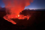 Dung nham chảy trên miệng núi lửa Halema’uma’u cùng với một số miệng phun đang hoạt động khi núi lửa Kilauea phun trào ở Hawaii hôm 07/06/2023. (Ảnh: USGS/Phát tay qua REUTERS/File Photo)