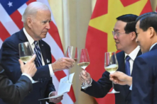 Tổng thống Joe Biden nâng ly chúc mừng với Chủ tịch nước Võ Văn Thưởng của Việt Nam (thứ 2 bên phải) trong bữa tiệc trưa cấp Quốc gia tại Phủ Chủ tịch ở Hà Nội hôm 11/09/2023. (Ảnh: Saul Loeb/AFP qua Getty Images)