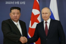 Tổng thống Nga Vladimir Putin và nhà lãnh đạo Bắc Hàn Kim Jong Un gặp nhau tại Sân bay Vũ trụ Vostochny ở khu vực Amur vào hôm 13/09/2023. (Ảnh: Vladimir Smirnov/Pool/AFP qua Getty Images)