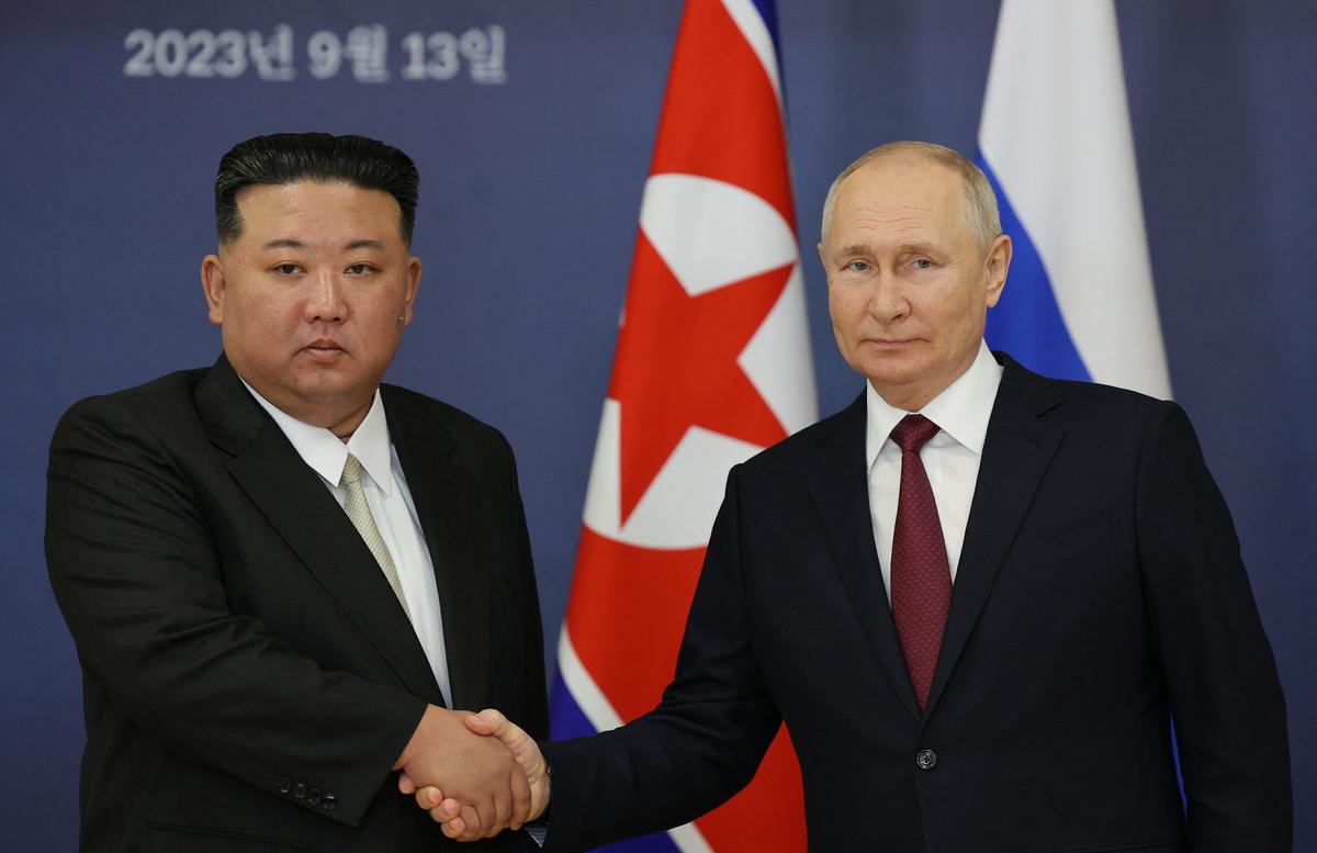 Tổng thống Nga Vladimir Putin và nhà lãnh đạo Bắc Hàn Kim Jong Un gặp nhau tại Sân bay Vũ trụ Vostochny ở khu vực Amur vào hôm 13/09/2023. (Ảnh: Vladimir Smirnov/Pool/AFP qua Getty Images)