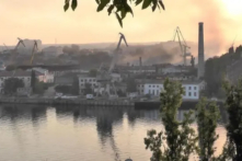 Khói bốc lên từ xưởng đóng tàu bị tấn công bằng phi đạn của Ukraine ở Sevastopol, Crimea, trong ảnh tĩnh này từ video được quay hôm 13/09/2023. (Ảnh: Reuters TV qua Reuters)