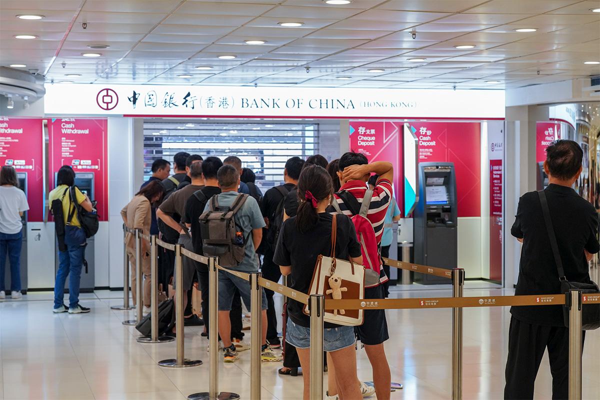 Người dân xếp hàng chờ rút ATM tại chi nhánh Hồng Kông của Ngân hàng Trung Quốc (Bank of China). (Ảnh: The Epoch Times)