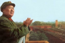 Mao Trạch Đông (1893–1976) xuất hiện tại Bắc Kinh, duyệt binh quân đội Trung Quốc vào ngày 03/11/1967. (Ảnh: Apic/Getty Images)