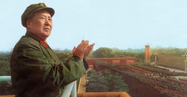 Mao Trạch Đông (1893–1976) xuất hiện tại Bắc Kinh, duyệt binh quân đội Trung Quốc vào ngày 03/11/1967. (Ảnh: Apic/Getty Images)