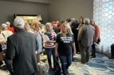 Mọi người đứng xung quanh hành lang của Khách sạn Rosen Center ở Orlando, Florida, bên ngoài một cuộc họp kín, nơi các quan chức Đảng Cộng Hòa của tiểu bang đang hội thảo về việc có nên xóa bỏ cam kết trung thành đối với những người muốn tham gia cuộc bầu cử sơ bộ của Đảng Cộng Hòa hay không. (Ảnh: The Epoch Times)
