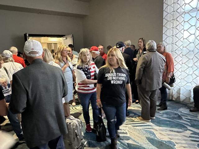 Mọi người đứng xung quanh hành lang của Khách sạn Rosen Center ở Orlando, Florida, bên ngoài một cuộc họp kín, nơi các quan chức Đảng Cộng Hòa của tiểu bang đang hội thảo về việc có nên xóa bỏ cam kết trung thành đối với những người muốn tham gia cuộc bầu cử sơ bộ của Đảng Cộng Hòa hay không. (Ảnh: The Epoch Times)