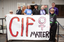 Một nhóm bảo vệ quyền phụ nữ biểu tình trước tòa nhà của Học khu Thống nhất San Francisco. (Ảnh: Lear Chu/The Epoch Times)