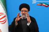 Tổng thống Iran Ebrahim Raisi chào đón các đại diện của giới truyền thông sau một cuộc họp báo ở Tehran hôm 29/08/02023. (Ảnh: AFP qua Getty Images)