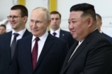 Trong bức ảnh chụp chung này do hãng Sputnik phân phối, Tổng thống Nga Vladimir Putin (trái) và nhà lãnh đạo Triều Tiên Kim Jong Un (phải) đến thăm phi trường vũ trụ Vostochny ở vùng Amur hôm 13/09/2023. Các hãng thông tấn Nga đưa tin hôm 13/09,Tổng thống Nga Vladimir Putin và nhà lãnh đạo Triều Tiên Kim Jong Un đều đã đến Phi trường vũ trụ Vostochny ở vùng Viễn Đông của Nga trước thềm các cuộc đàm phán đã được lên kế hoạch có thể dẫn đến một thỏa thuận vũ khí. (Ảnh: Vladimir Smirnov/Pool/AFP qua Getty Images)