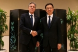 Ngoại trưởng Antony Blinken và Phó Chủ tịch Trung Quốc Hàn Chính (Han Zheng) bắt tay khi tạo dáng chụp hình, tại New York hôm 18/09/2023. (Ảnh: Julia Nikhinson/Pool qua Reuters)