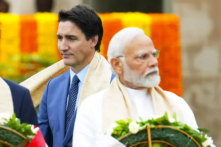 Thủ tướng Justin Trudeau đi ngang qua Thủ tướng Ấn Độ Narendra Modi khi họ tham gia lễ đặt vòng hoa tại Raj Ghat, nơi hỏa táng ông Mahatma Gandhi, khi diễn ra Hội nghị thượng đỉnh G20 ở New Delhi, hôm 10/09/2023. (Ảnh: Báo chí Canada qua AP/Sean Kilpatrick)
