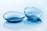 Đeo kính áp tròng là cách dễ dàng để có tầm nhìn hoàn hảo mà không phải vướng víu với kính gọng, nhưng kính áp tròng cũng tiềm ẩn những rủi ro nhất định. (Ảnh: Gorioshi/Shutterstock)