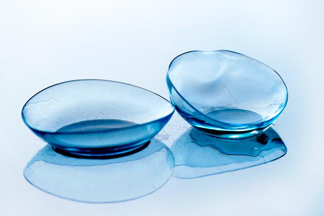 Đeo kính áp tròng là cách dễ dàng để có tầm nhìn hoàn hảo mà không phải vướng víu với kính gọng, nhưng kính áp tròng cũng tiềm ẩn những rủi ro nhất định. (Ảnh: Gorioshi/Shutterstock)