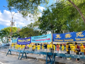 Các học viên Pháp Luân Công biểu tình vì nhân quyền bên ngoài Đại hội đồng Liên Hiệp Quốc