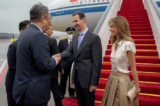 Tổng thống Syria Bashar al-Assad cùng phu nhân Asma được chào đón khi họ đến phi trường Hàng Châu, Trung Quốc, hôm 21/09/2023. (Ảnh: Tổng thống Syria/Phát qua Reuters)
