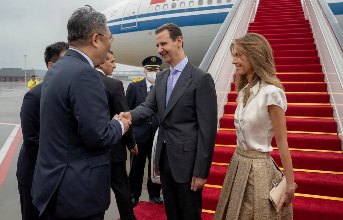 Tổng thống Syria Bashar al-Assad cùng phu nhân Asma được chào đón khi họ đến phi trường Hàng Châu, Trung Quốc, hôm 21/09/2023. (Ảnh: Tổng thống Syria/Phát qua Reuters)