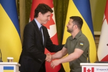 Thủ tướng Canada Justin Trudeau, trái, gặp Tổng thống Ukraine Volodymyr Zelensky tại Kyiv, Ukraine, hôm 10/06/2023. (Ảnh: The Canadian Press/AP-Efrem Lukatsky)