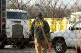 Một nhân viên EPA đi về phía các thùng 55 gallon trong một bãi đậu xe dành cho nhân viên gần tòa nhà Thượng viện Dirksen ở Hoa Thịnh Đốn vào ngày 04/02/2004. (Ảnh: Mannie Garcia/Getty Images)