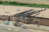 Nhìn từ trên không, những người di cư đang tụ thành nhóm trong khi chờ được giải quyết ở biên giới phía Ciudad Juarez, ở El Paso, Texas, vào hôm 21/09/2023. (Ảnh: Brandon Bell/Getty Images/TNS)
