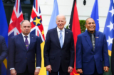 Tổng thống Joe Biden (giữa) chụp ảnh cùng các lãnh đạo đảo Thái Bình Dương tại Tòa Bạch Ốc hôm 25/09/2023. (Ảnh: Madalina Vasiliu/The Epoch Times)