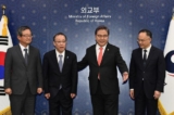 Ngoại trưởng Nam Hàn Park Jin đón tiếp Thứ trưởng Cao cấp Bộ Ngoại giao Nhật Bản Takehiro Funakoshi, Trợ lý Ngoại trưởng Trung Quốc Nông Dung (Nong Rong) và Thứ trưởng đặc trách các Vấn đề Chính trị của Bộ Ngoại giao Nam Hàn Jung Byung-won trước cuộc họp hướng đến hội nghị ba bên giữa Nam Hàn, Trung Quốc, và Nhật Bản tại Bộ Ngoại giao ở Seoul, Nam Hàn, hôm 25/09/2023. (Ảnh: Kim Min-Hee/Pool qua Reuters)