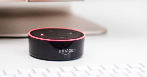Một bức ảnh không đề ngày tháng của một chiếc loa thông minh Amazon Echo sử dụng trợ lý ảo Alexa điều khiển bằng giọng nói của Amazon.