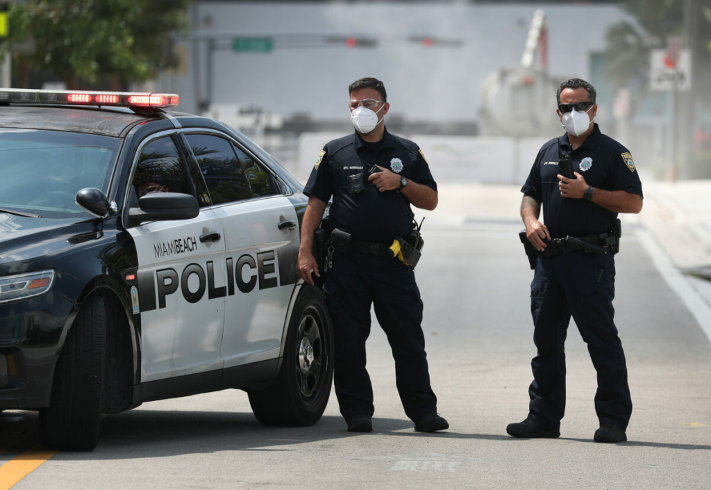 Các sĩ quan cảnh sát Miami Beach đeo khẩu trang bên ngoài Trung tâm Hội nghị Miami Beach ở Miami Beach, tiểu bang Florida, ngày 08/04/2020. (Ảnh: Joe Raedle/Getty Images)