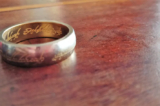 The One Ring (Chiếc nhẫn quyền lực), một bản sao từ bộ ba tiểu thuyết Chúa Tể Những Chiếc Nhẫn. (Ảnh: Yudi Angga Kristanu/Shutterstock)
