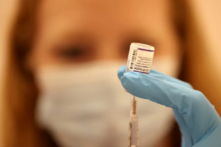 Một dược sĩ chuẩn bị một mũi bổ sung vaccine COVID-19 ở San Rafael, California, ngày 01/10/2021. (Ảnh: Justin Sullivan/Getty Images)
