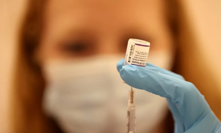 Một dược sĩ chuẩn bị một mũi bổ sung vaccine COVID-19 ở San Rafael, California, ngày 01/10/2021. (Ảnh: Justin Sullivan/Getty Images)