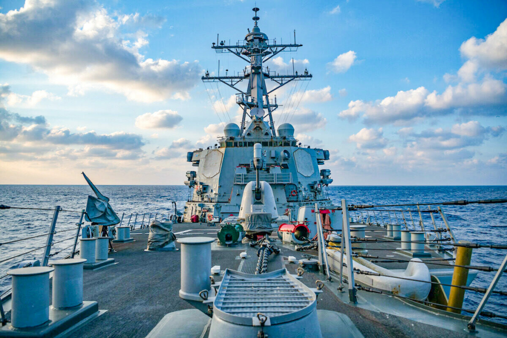 Bức ảnh này của Hải quân Hoa Kỳ công bố ngày 29/04/2020 cho thấy tàu trục hạm lớp Arleigh-Burke mang hỏa tiễn dẫn đường USS Barry (DDG 52) đang tiến hành các hoạt động vào ngày 28/04/2020 ở Biển Đông. (Ảnh: Samuel Hardgrove/Hải quân Hoa Kỳ/AFP)