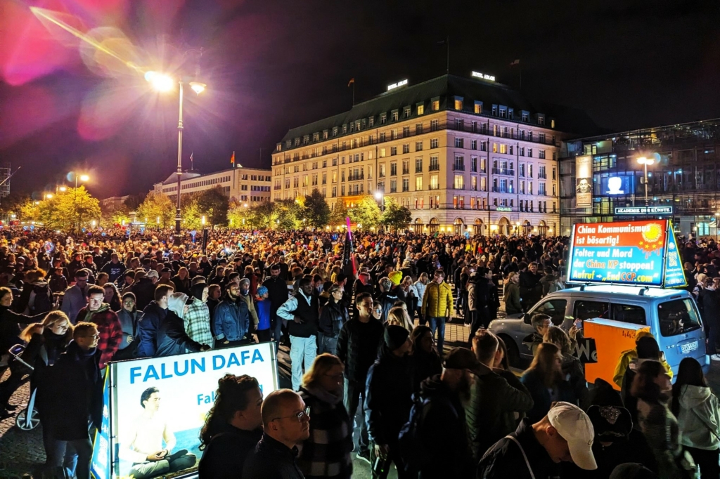 Đức: Pháp Luân Công nổi bật tại Lễ hội Ánh sáng Berlin